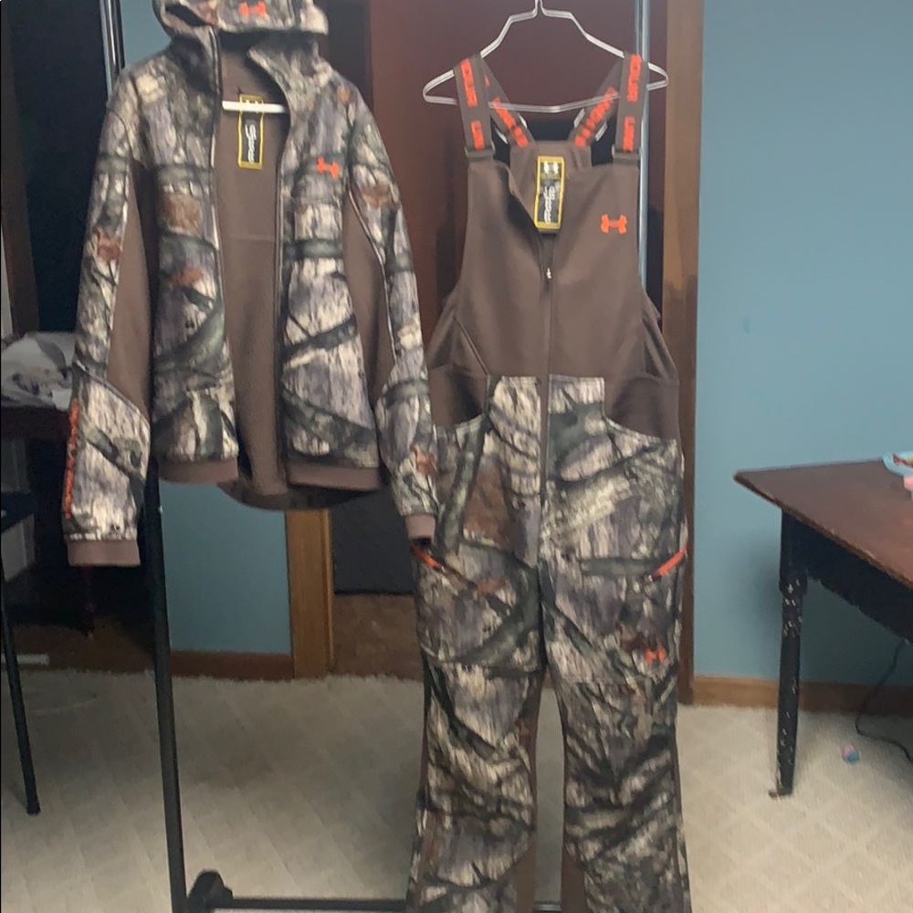 Like New Under Armour Ayton jacket & bibs
